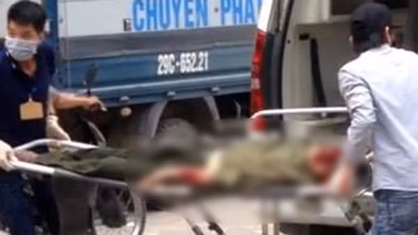 Thi thể nạn nhân được chuyển đi. Ảnh: Đ.H.D.