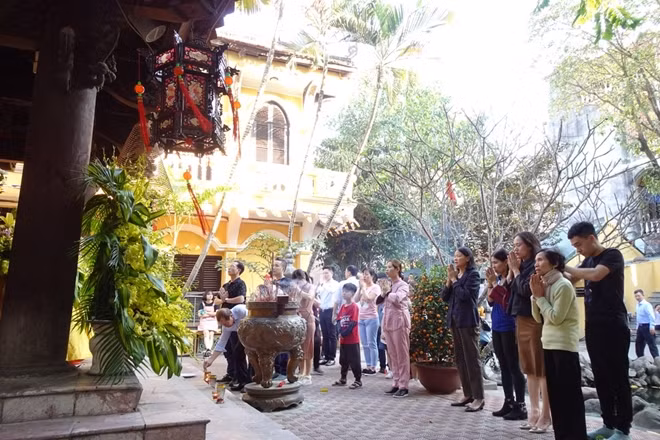 Đến hẹn lại lên, bắt đầu từ 29 tháng Chạp đến 20 tháng Giêng âm lịch hàng năm, tổ đình Phúc Khánh (Đống Đa, Hà Nội) lại tổ chức hàng loạt các khóa lễ giải hạn sao và cầu an cho các gia đình. Hằng năm, ngôi chùa này thu hút hàng vạn người dân đến đăng kí dâng sao giải hạn cầu mong năm mới gặp nhiều may mắn, tránh được tai ương trong năm đó.