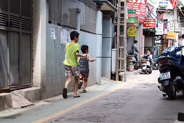 Hình ảnh đang trở nên quen thuộc đối với người dân trong ngõ 342 Khương Đình.