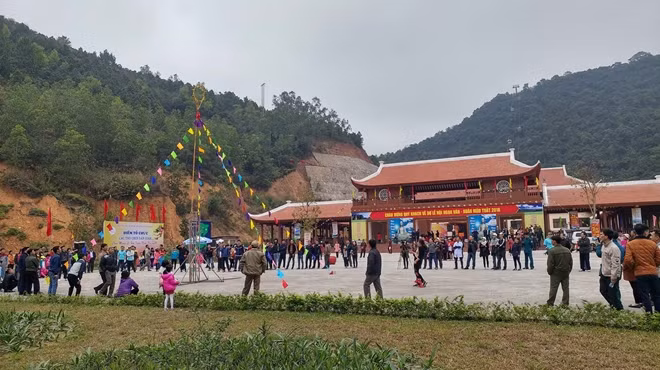 Du khách tham gia trò chơi dân gian dưới chân núi Ngọa Vân.