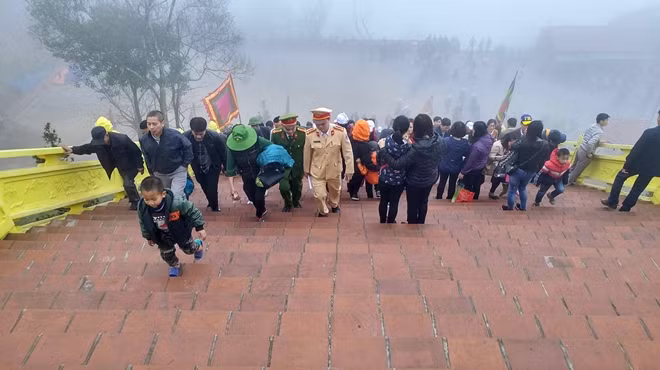 Hàng vạn du khách thập phương về dự lễ khai hội chùa Ngọa Vân.