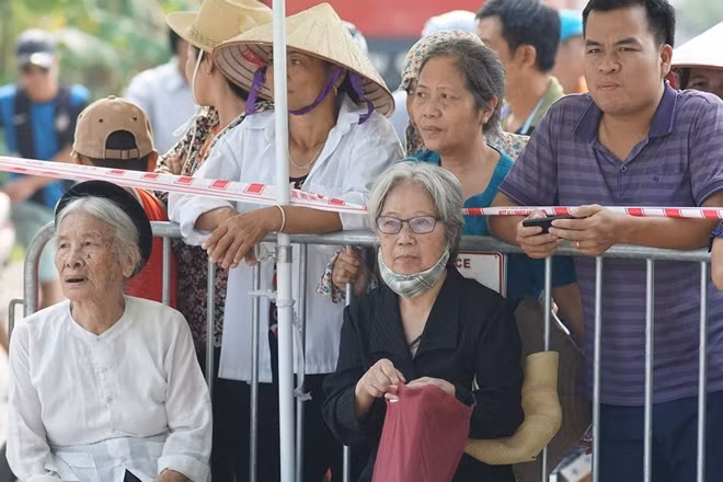 Người dân xã Đông Mỹ chờ đón nguyên Tổng Bí thư Đỗ Mười