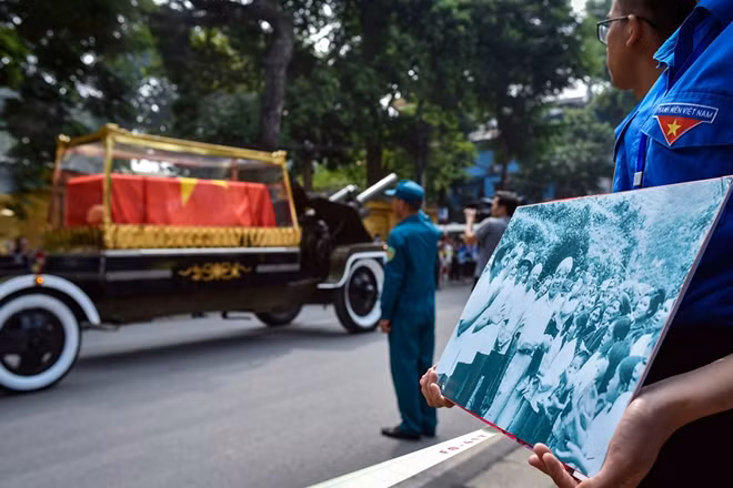 Hai bên đường, nhiều người dân, chiến sĩ chào tiễn biệt ông.
