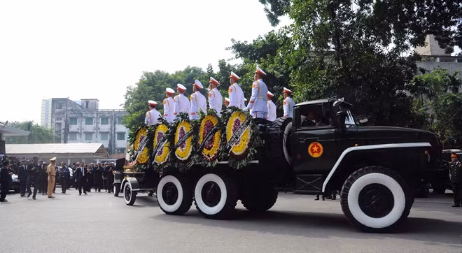 Giây phút đoàn linh xa đưa thi hài nguyên Tổng bí thư Đỗ Mười rời nhà tang lễ quốc gia