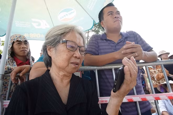 Theo dõi đoàn xe di chuyển trên đường phố Hà Nội qua báo chí.