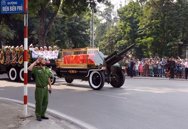 Người dân tiễn đưa nguyên Tổng Bí thư Đỗ Mười trên đường Điện Biên Phủ