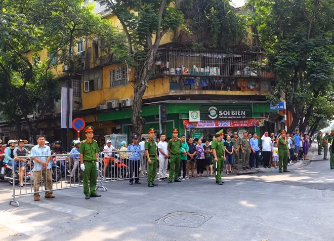 Điểm chốt an ninh trên đường Lê Duẩn, nơi đoàn xe tang đi qua