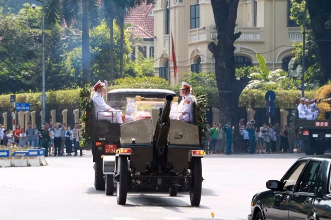 Rất đông người dân đón đoàn linh xa trên đường Chu Văn An