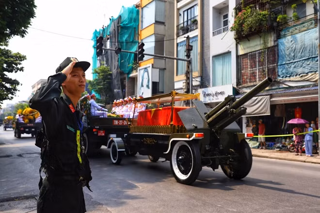 Phút giây xúc động khi một chiến sỹ cảnh sát cơ động đang làm nhiệm vụ nghiêm trang chào linh cữu đồng chí Đỗ Mười