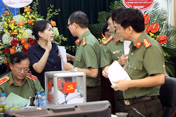Các đại biểu bỏ phiếu bầu Ban chấp hành Chi hội Nhà văn Công an nhiệm kỳ V