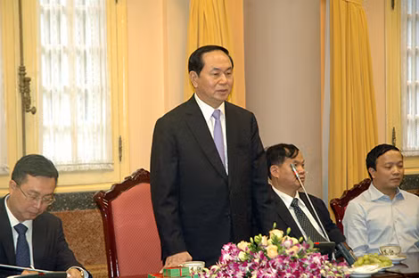 Chủ tịch nước ân cần thăm hỏi các thành viên Đoàn cán bộ sỹ quan an ninh miền Nam.