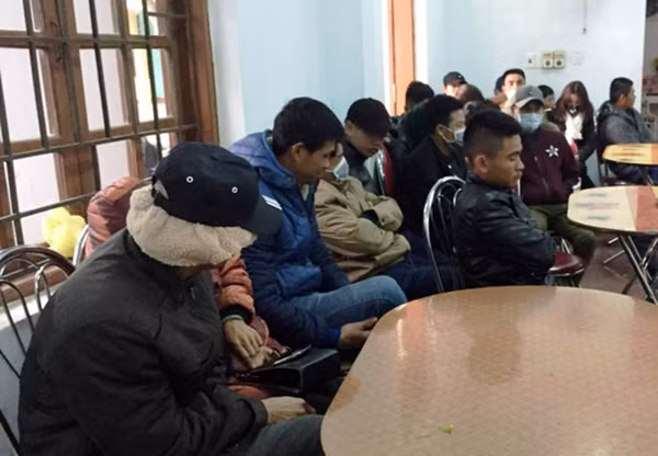 Những lao động được Nguyễn Văn Toàn tuyển chọn đưa sang Trung Quốc lao động trái phép bị Công an huyện Bố Trạch phát hiện. Những lao động được Nguyễn Văn Toàn tuyển chọn đưa sang Trung Quốc lao động trái phép bị Công an huyện Bố Trạch phát hiện.