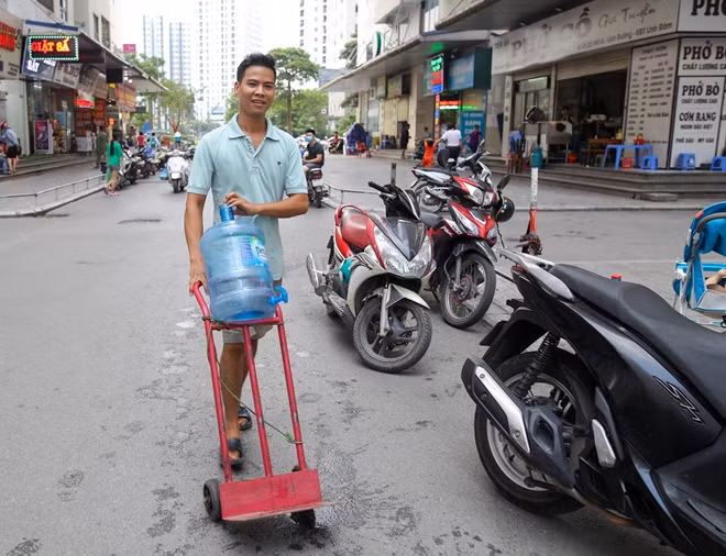Theo chia sẻ của người dân tại KĐT Linh Đàm, tình trạng nước có mùi khét đã có từ 4 - 5 ngày nay. Trước khi có nước sạch miễn phí, hầu hết các hộ dân tại đây đều phải mua nước đóng bình giá rẻ nhất cũng từ 20 nghìn/bình 20L, rất tốn kém. Với gia đình có trẻ nhỏ sẽ còn tốn kém hơn rất nhiều bởi các bé cần nước sạch để tắm hàng ngày, chưa kể tới nước cho nấu nướng, ăn uống.