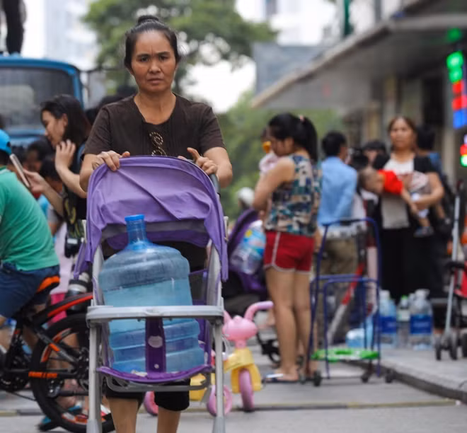 Nhiều gia đình trang bị cả xe đẩy của trẻ con để xuống vận chuyển nước mang về.