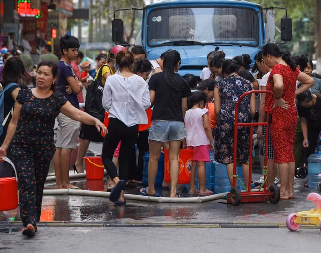 Chiều 14-10, tại chung cư Linh Đàm hàng trăm cư dân đã xuống sảnh tòa nhà xếp hàng chờ đến lượt lấy nước sạch về sinh hoạt sau khi phát hiện nước sinh hoạt tại tòa nhà có mùi lạ.