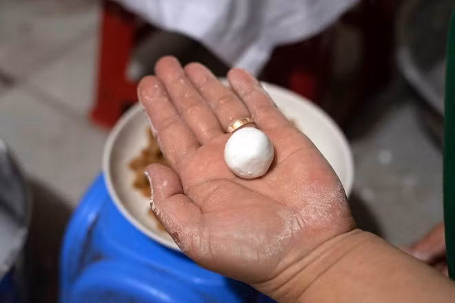 Một viên bánh trôi sau khi được thợ làm bánh nặn xong với nhân.