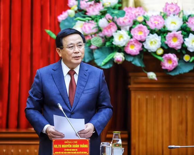 GS.TS Nguyễn Xuân Thắng, Giám đốc Học viện Chính trị Quốc gia Hồ Chí Minh phát biểu tại buổi làm việc.
