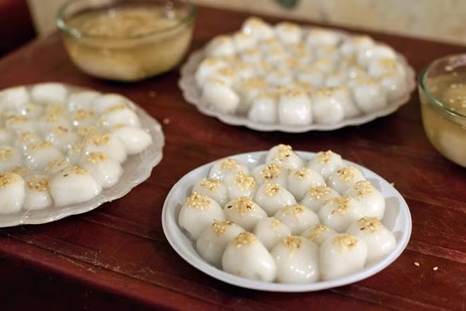Người Việt xưa đã sáng tạo ra món bánh trôi, bánh chay là những món ăn nguội, mang tính mát. Món ăn này vị ngọt thanh, rất phù hợp cho những ngày nóng nực.