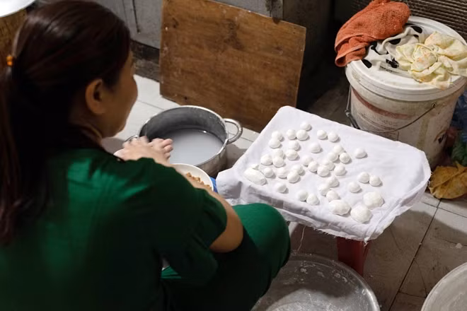 Sau khi nhào nặn xong, bánh sẽ được cho vào nồi nước luộc. Bánh khi mới luộc sẽ chìm dưới đáy nồi, lúc chín sẽ tự nổi lên và được vớt ra cho vào đĩa.