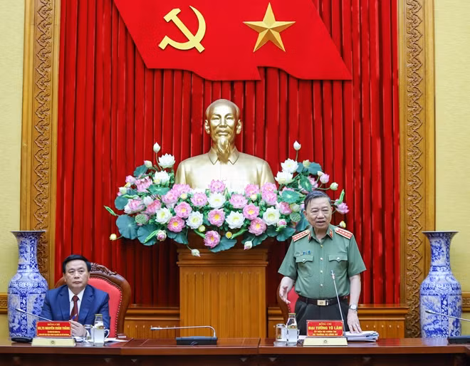 Đồng chí Nguyễn Xuân Thắng, Giám đốc Học viện Chính trị Quốc gia Hồ Chí Minh và Đại tướng Tô Lâm, Bộ trưởng Bộ Công an chủ trì buổi làm việc chiều 14/4.