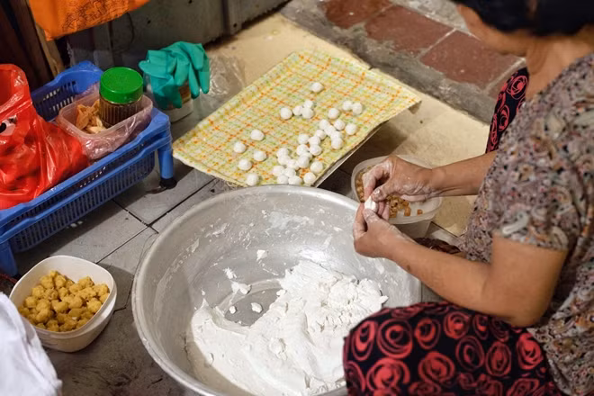Chia sẻ với PV, một thợ làm bánh tại khu vực chợ Nghĩa Tân cho biết: "Những ngày này, nhu cầu của người dân đến mua bánh làm sẵn về tương đối nhiều nên hầu như các tiểu thương kinh doanh mặt hàng này đều phải chuẩn bị nguyên liệu như đường, đậu xanh từ sớm và kỹ càng. Gạo làm bánh sau khi được mua về phải ngâm đủ thời gian sau đó đem đi xay rồi qua thêm nhiều công đoạn khác mới thành bột làm bánh. Đến đúng ngày Tết Hàn thực thì thợ làm bánh phải dậy từ khoảng 4h sáng để làm thì mới kịp có bánh cho khách mua...".