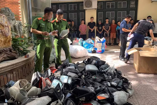 Cơ quan Công an kiểm đếm phụ tùng ôtô do nhóm của Thế Anh trộm cắp được. Cơ quan Công an kiểm đếm phụ tùng ôtô do nhóm của Thế Anh trộm cắp được.