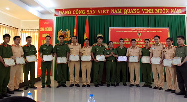 Cục Cảnh sát PCCC và CNCH tặng 11 Giấy khen cho 1 tập thể và 14 cá nhân đã có thành tích xuất sắc trong công tác tổ chức và tham gia lớp huấn luyện.