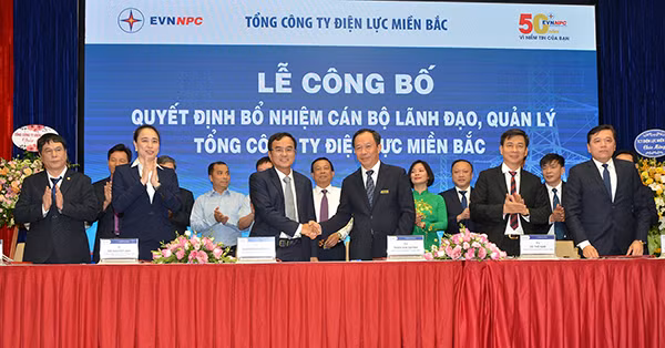 Chủ tịch HĐTV EVN Dương Quang Thành và Chủ tịch HĐTV EVNNPC Thiều Kim Quỳnh ký hợp đồng ủy quyền quản lý phần vốn của EVN tại EVNNPC.