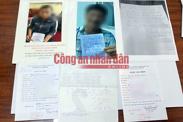 Các tài liệu, giấy vay tiền được lực lượng chức năng thu giữ tại nhà các đối tượng