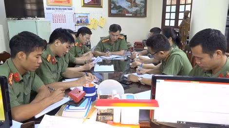 Thượng tá Lê Minh Hoàn trao đổi thông tin với cán bộ đơn vị nghiệp vụ.