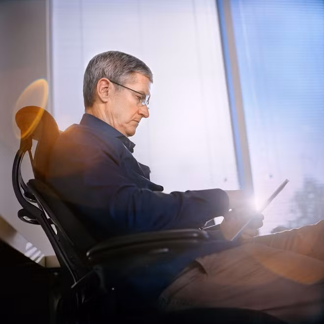 Tim Cook với việc công bố "Tôi tự hào là một người đồng tính" đã khiến giới công nghệ không khỏi ngỡ ngàng. Ông là người đầu tiên và duy nhất đến thời điểm hiện tại trong danh sách Fortune 500, bảng xếp hạng danh sách 500 công ty lớn nhất Hoa Kỳ theo tổng doanh thu mỗi công ty được biên soạn hàng năm bởi tạp chí Fortune thừa nhận mình là người đồng tính.