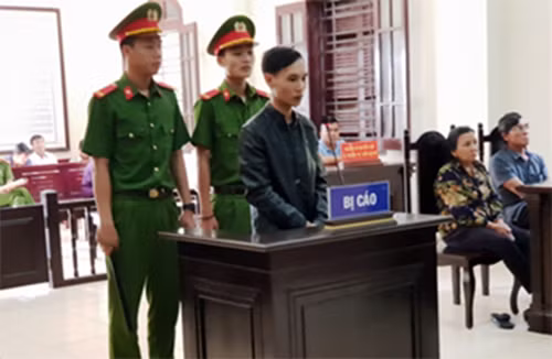 Đối tượng Nguyễn Mạnh Hùng tại phiên tòa