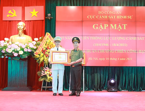 Thừa ủy quyền của Chủ tịch nước, Thứ trưởng Nguyễn Văn Sơn trao Huân chương Quân công hạng Ba tặng Trung tướng Đỗ Kim Tuyến.
