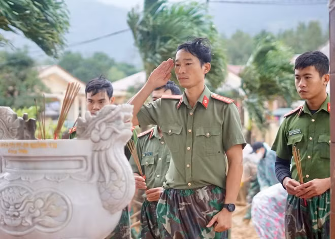 Đoàn Thanh niên Công an tỉnh Quảng Trị thắp hương tưởng nhớ, tri ân các liệt sĩ tại Đài tưởng niệm Liệt sĩ xã Hướng Việt.