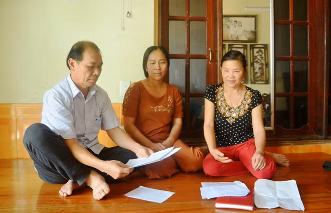 Những người dân vì cả tin bị Dương Minh Hiến lừa đảo đang trình bày vụ việc với phóng viên.