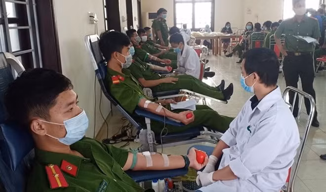 Đoàn viên, thanh niên Công an tỉnh Quảng Trị hiến máu cứu người.