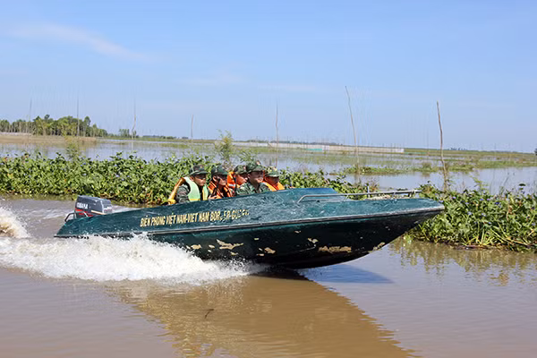 Bộ đội Biên phòng An Giang tăng cường tuần tra kiểm soát chống buôn lậu dịp cuối năm trên tuyến biên giới. Bộ đội Biên phòng An Giang tăng cường tuần tra kiểm soát chống buôn lậu dịp cuối năm trên tuyến biên giới.