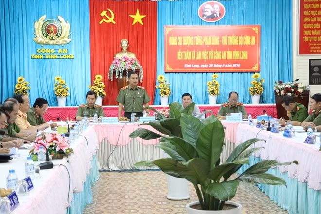 Thượng tướng Phạm Dũng, Thứ trưởng Bộ Công an cùng đoàn công tác làm việc với Công an tỉnh Vĩnh Long.
