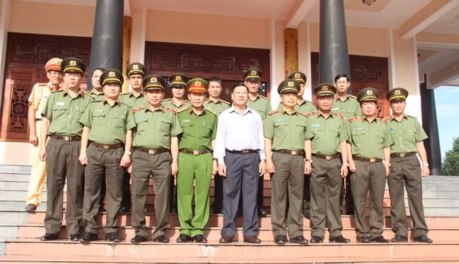 Thứ trưởng Phạm Dũng cùng đoàn công tác Bộ Công an, lãnh đạo Tỉnh ủy, Công an tỉnh Vĩnh Long.