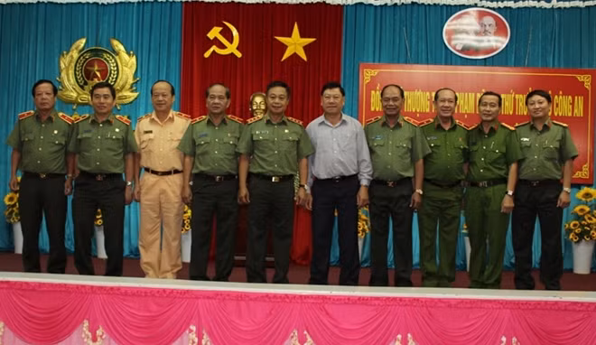 Thứ trưởng Phạm Dũng với lãnh đạo Công an các đơn vị, địa phương tỉnh Vĩnh Long.