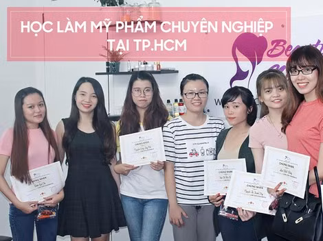 Một số bạn được cấp giấy chứng nhận tốt nghiệp lớp học làm mỹ phẩm.