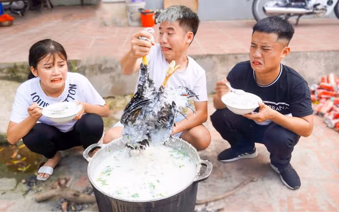 Hình ảnh về đoạn video được Hưng Vlogs đăng tải với nội dung là một màn troll em gái và em trai ăn cháo gà nguyên lông. Ngay sau khi đăng tải, clip của Hưng Vlogs nhận về rất nhiều chỉ trích từ cộng đồng mạng. Hành động Youtuber này là bị đánh giá là “tàn nhẫn, lãng phí thực phẩm và mất vệ sinh”. Ngay sau đó, Hưng Vlogs đã bị Sở Thông tin và truyền thông Bắc Giang mời làm việc và xử phạt 7,5 triệu đồng...
