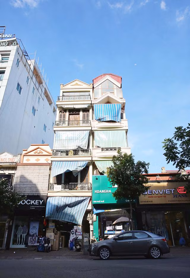 Những ngôi nhà nằm trên con phố Huế cũng được chủ nhà che bạt và mành kín bốn tầng lầu để chống nắng nóng. Những ngôi nhà nằm trên con phố Huế cũng được chủ nhà che bạt và mành kín bốn tầng lầu để chống nắng nóng.