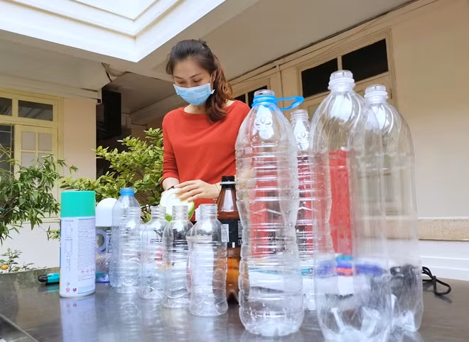 Ngày 12/3, Tuổi trẻ Báo CAND, Cục Truyền thông CAND đã tổ chức hoạt động “giải cứu” chai nhựa không chỉ góp phần bảo vệ môi trường, nâng cao ý thức của đoàn viên thanh niên trong việc tái chế rác thải nhựa, mà còn thể hiện tinh thần xung kích, sáng tạo của tuổi trẻ đơn vị.