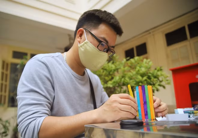 Đoàn viên La Minh Tuyến tuy mới lần đầu tham gia thử thách "giải cứu" chai nhựa nhưng tỏ ra khéo léo không kém bất cứ ai khi "trang điểm" cho một chiếc chai nhựa.