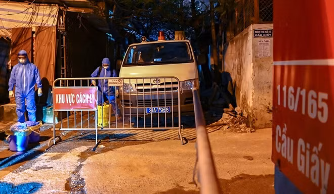 Trước đó, vào tối 11/3, ngay sau khi xác định có một trường hợp nghi nhiễm COVID-19, Trung tâm Kiểm soát bệnh tật Hà Nội (CDC) và Trung tâm Y tế quận Cầu Giấy đến phun khử trùng khu vực.