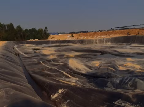 Bể bioga khổng lồ bằng bạt có sức chứa 15.000m3 đang như một quả "bom nổ chậm" đối với người dân Đồng Lương.