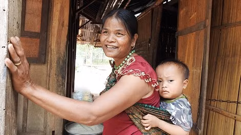 Mẹ của Hồ Văn Thủ, người từng được coi là bị "cây Tình yêu" dẫn dắt về rẻo cao A Xing sinh sống với chồng trọn một đời người.