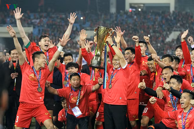 Chức vô địch AFF Cup sau 10 năm chờ đợi của Việt Nam. Chức vô địch AFF Cup sau 10 năm chờ đợi của Việt Nam.
