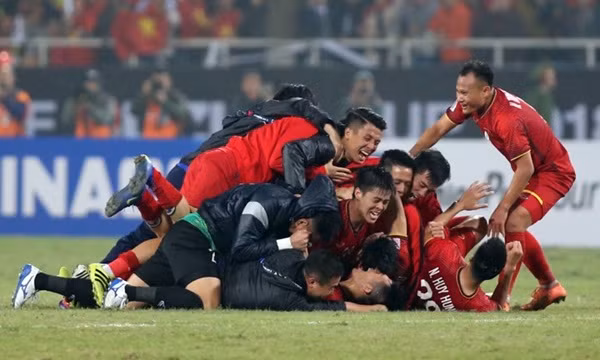 90 phút chiến đấu đầy quả cảm của như những chiến binh để rồi khi tiếng còi của Trọng tài người Iran Alireza Faghani vang lên, ấy cũng là lúc "Triệu trái tim hòa chung nhịp đập". Các cầu thủ vỡ òa trong hạnh phúc khi giành được chức vô địch AFF Cup 2018